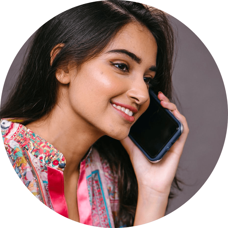Ragazza sorridente che parla al suo smartphone